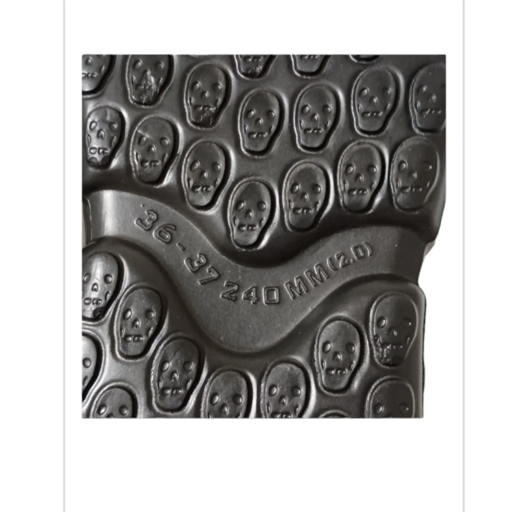 HelloSlippers NWT Black Skull Slides Unisex SZ36-37 (M/Youth4-5 W6-7.5) - Picture 6 of 6